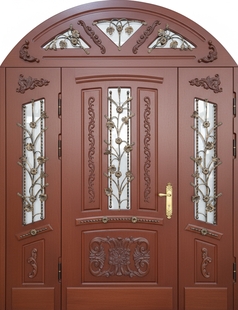 Парадная коттеджная полуторная арочная дверь с резными деталями, ковкой, стеклами и панелями МДФ